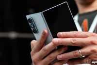 Apple Cuts Foldable iPhone Shipments but May Outsell Samsung