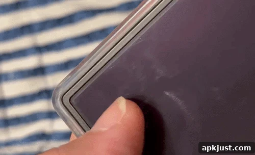 Galaxy Z Fold 8 corner flex example