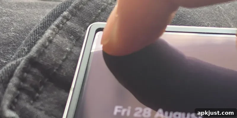 Galaxy Z Fold 8 inner screen corner bending