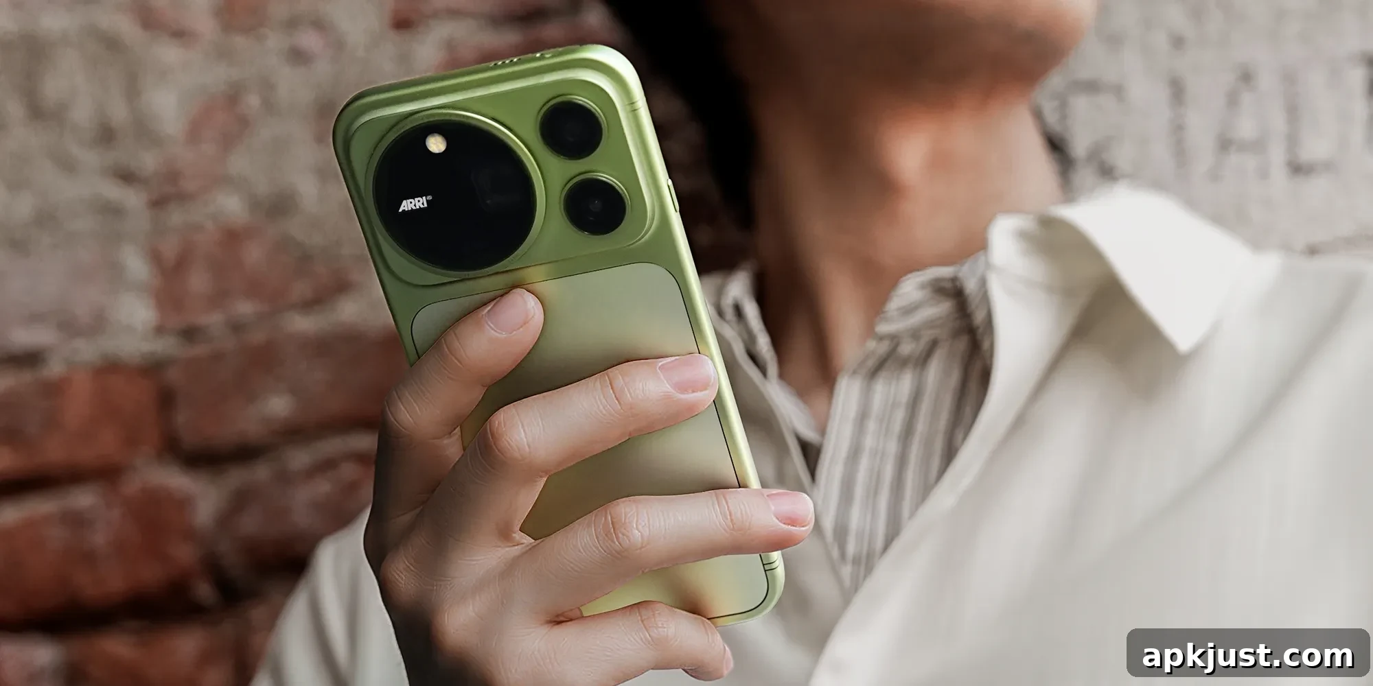 Honor Magic 9 Pro Max rear design in Moss Green